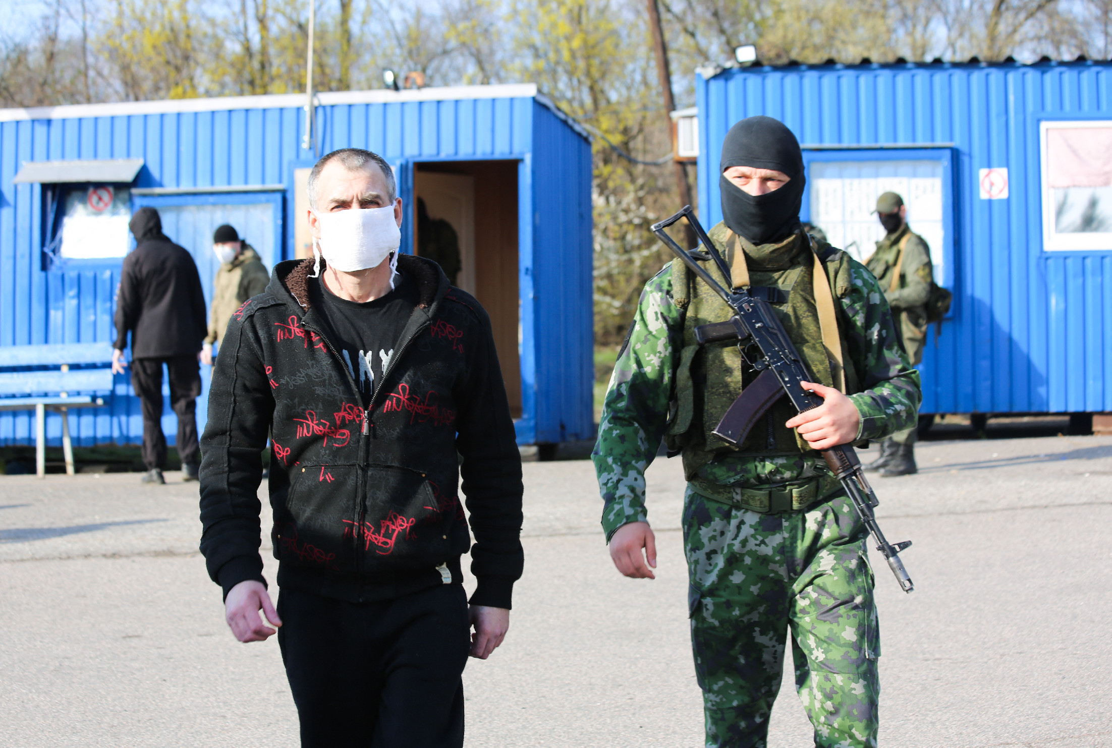 Az ukrán hadifoglyok kivégzését ecsetelik orosz katonák egy friss felvételen