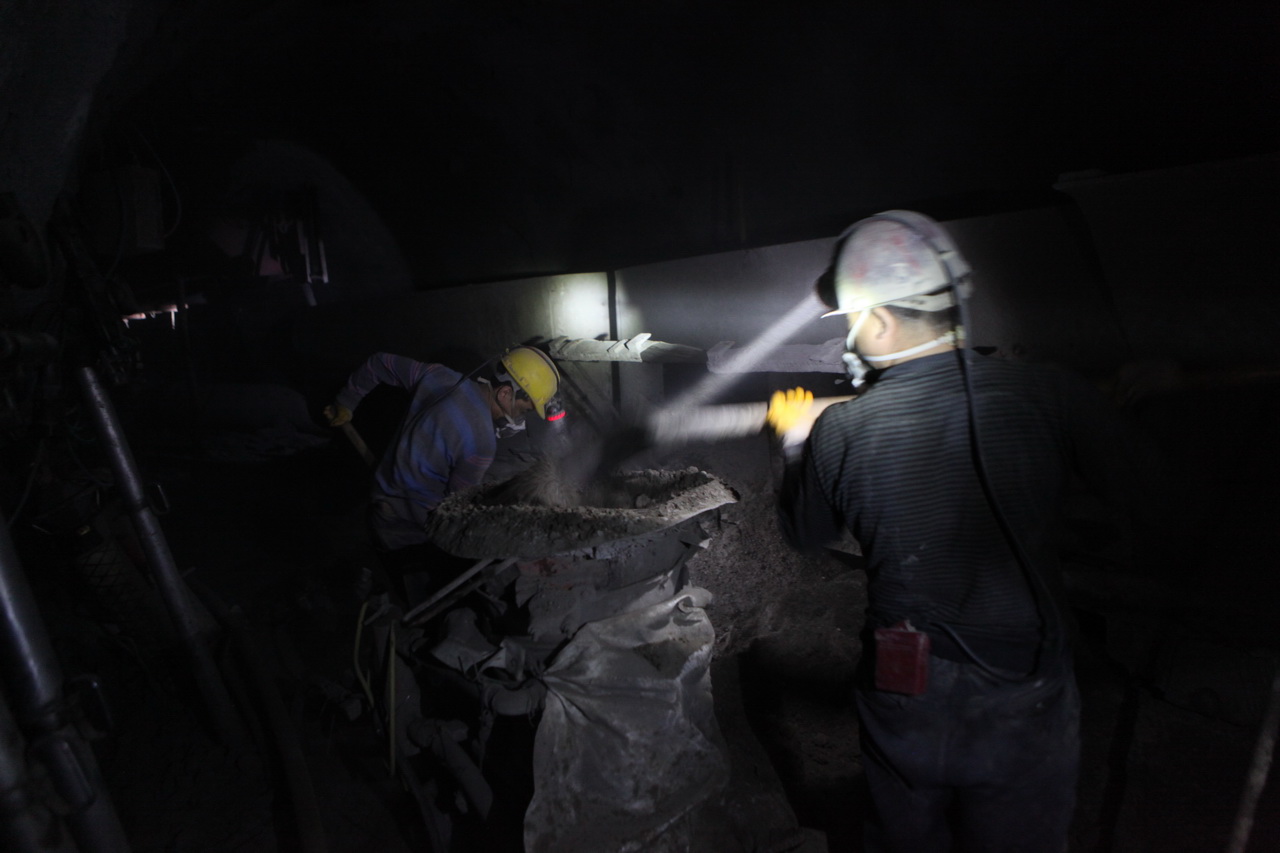 Több mint egy kilométer mélyen rekedt 21 bányász Kínában