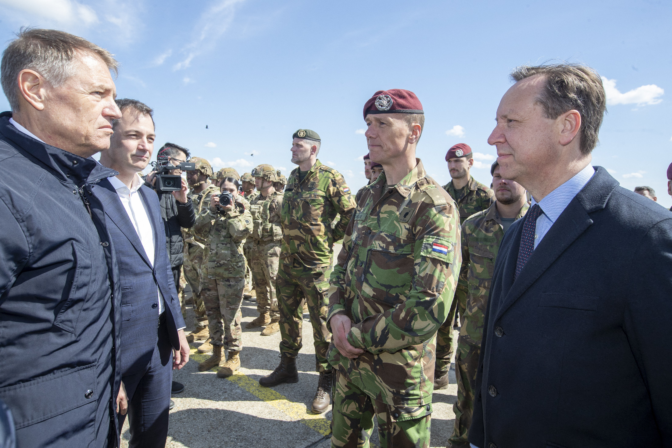 Román és belga állami vezetők együtt látogattak el egy romániai katonai támaszpontra