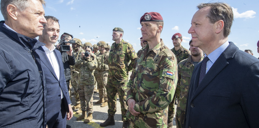 Román és belga állami vezetők együtt látogattak el egy romániai katonai támaszpontra