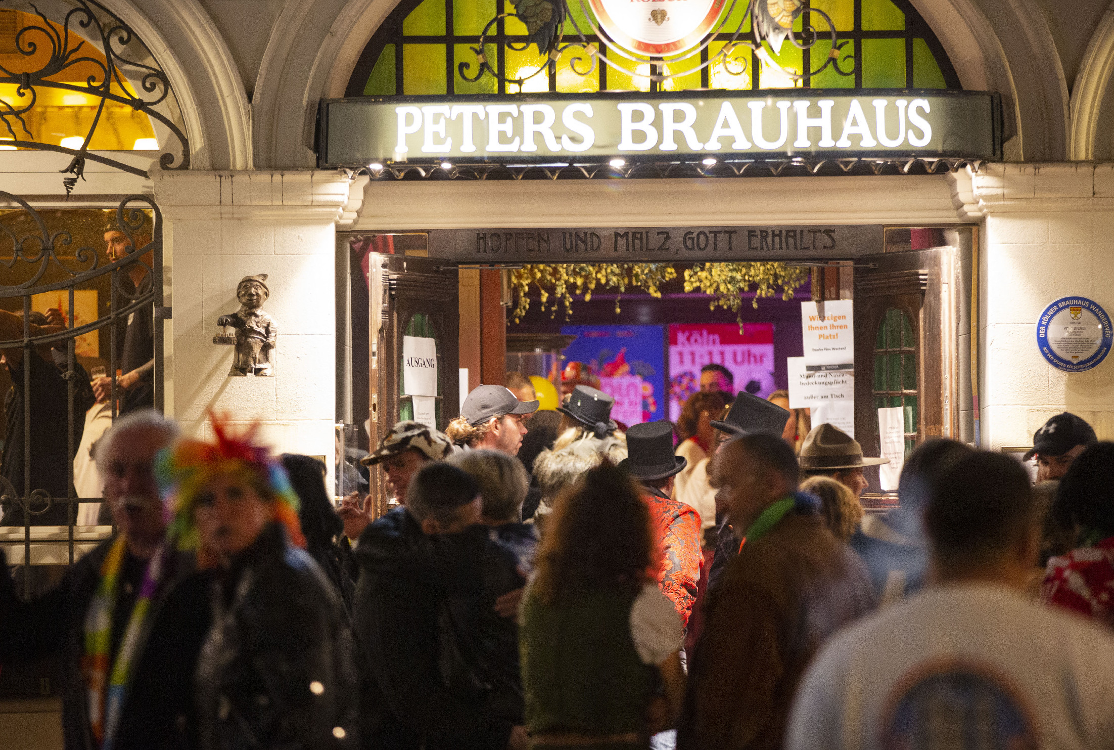 Németországban az emberek úgy döntöttek nincs korona, karnevál van