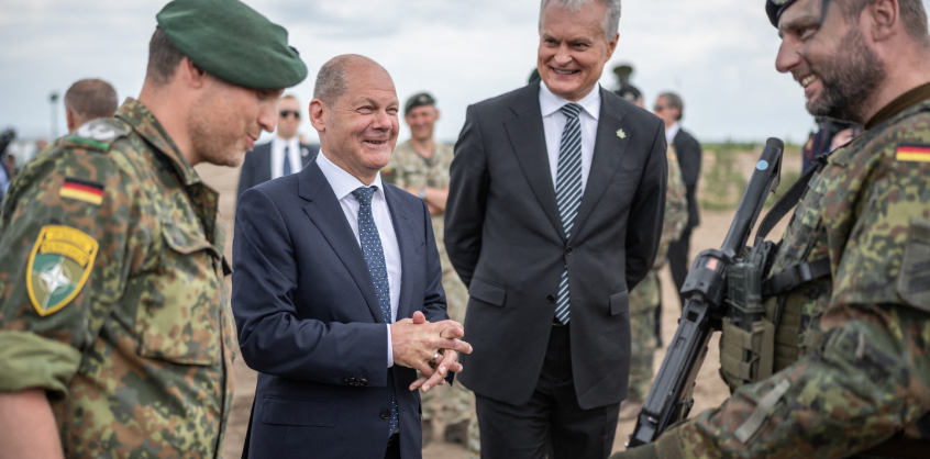 Scholz a NATO keleti szárnyának megerősítését ígérte