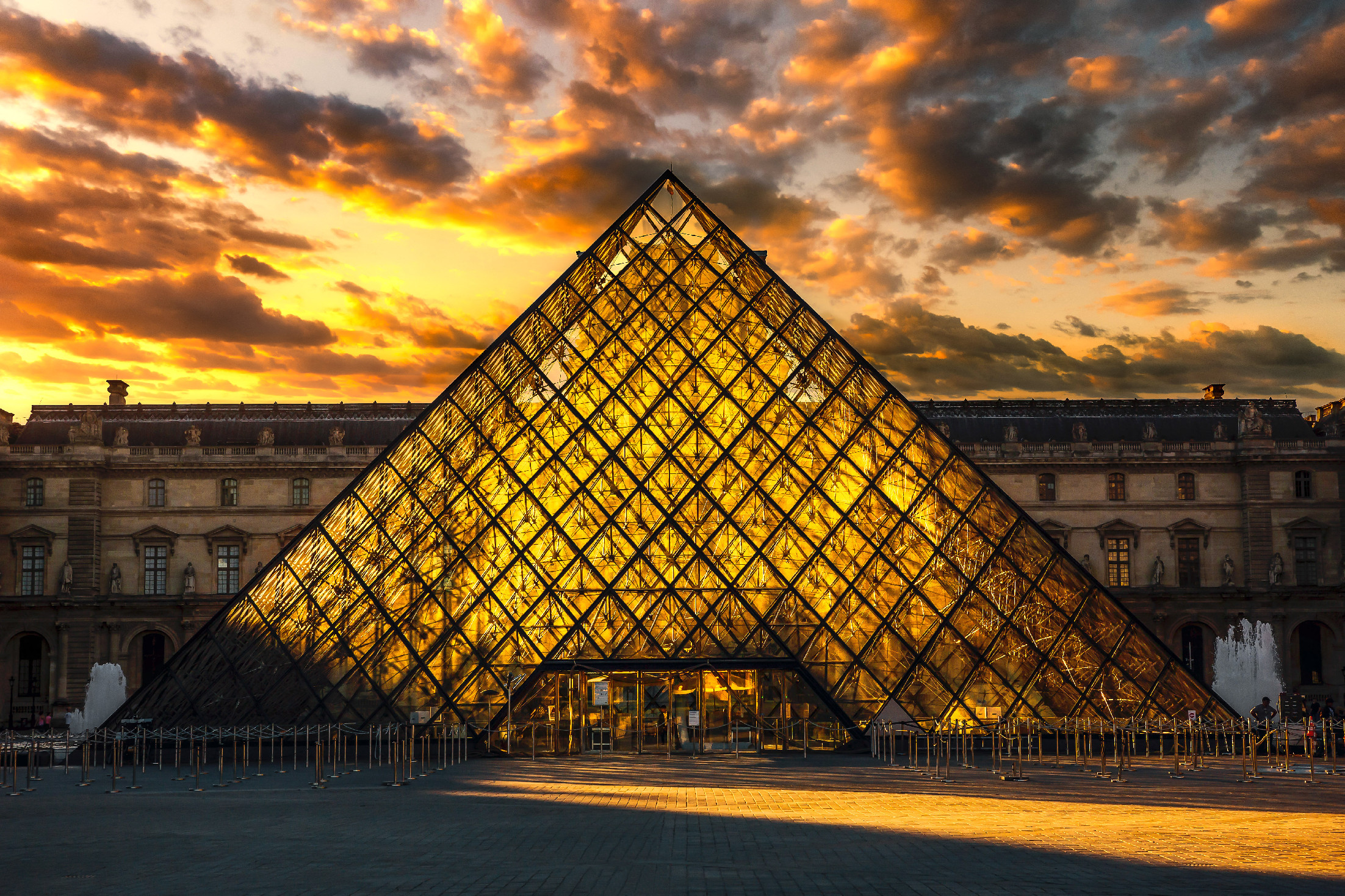 Sztrájkol a Louvre személyzete, elegük van a turistákból