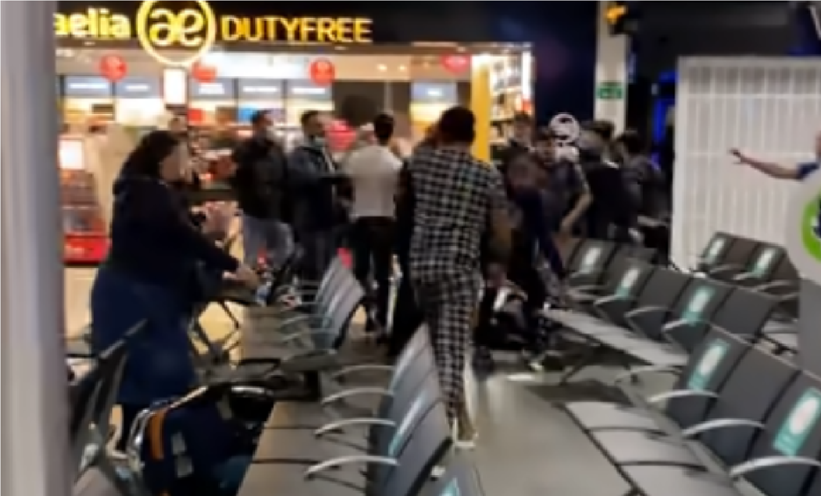 Több mint egy tucatnyi román verekedett össze egy londoni reptéren - videó