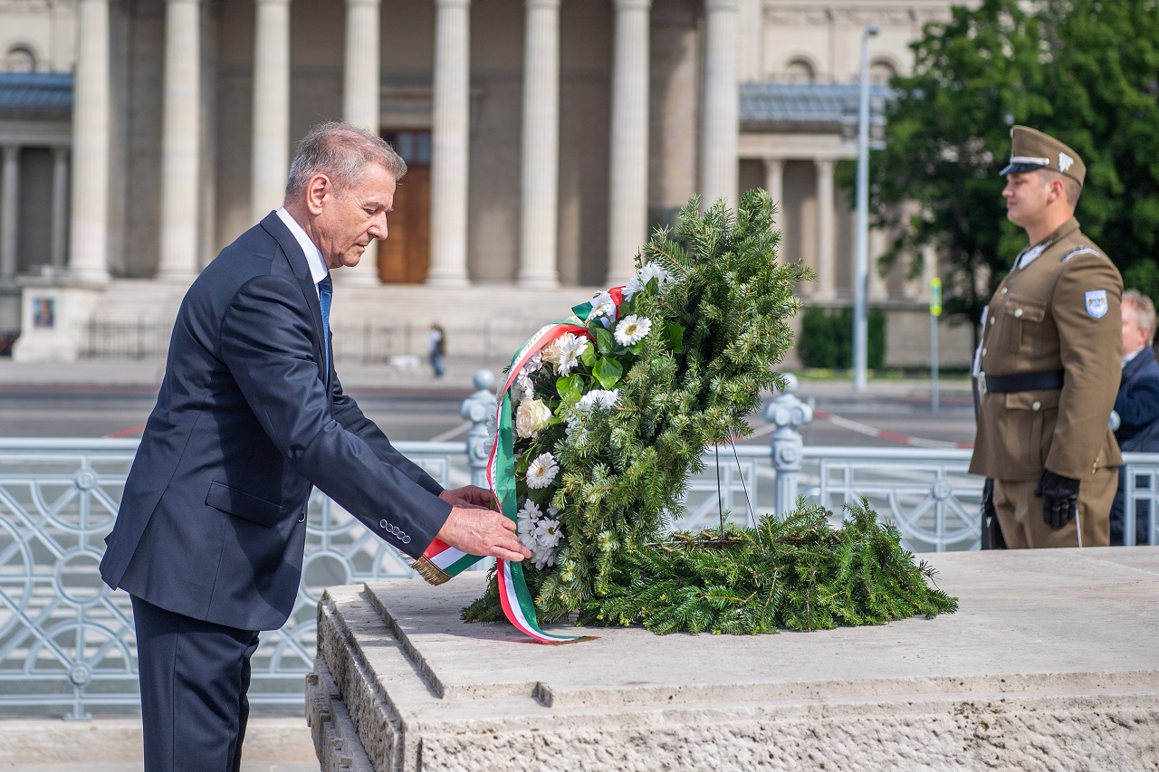 Honvédelmi miniszter: ez a nap bizonyítja mire képesek a magyarok a szabadságért
