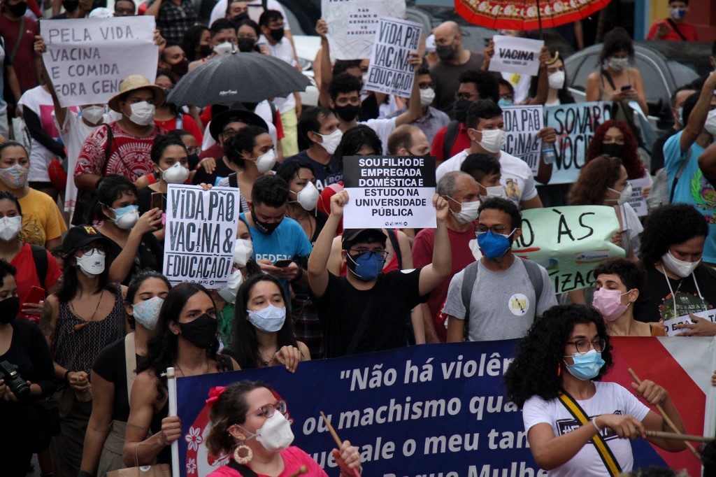 Több ezren tüntettek Brazíliában az elnök ellen