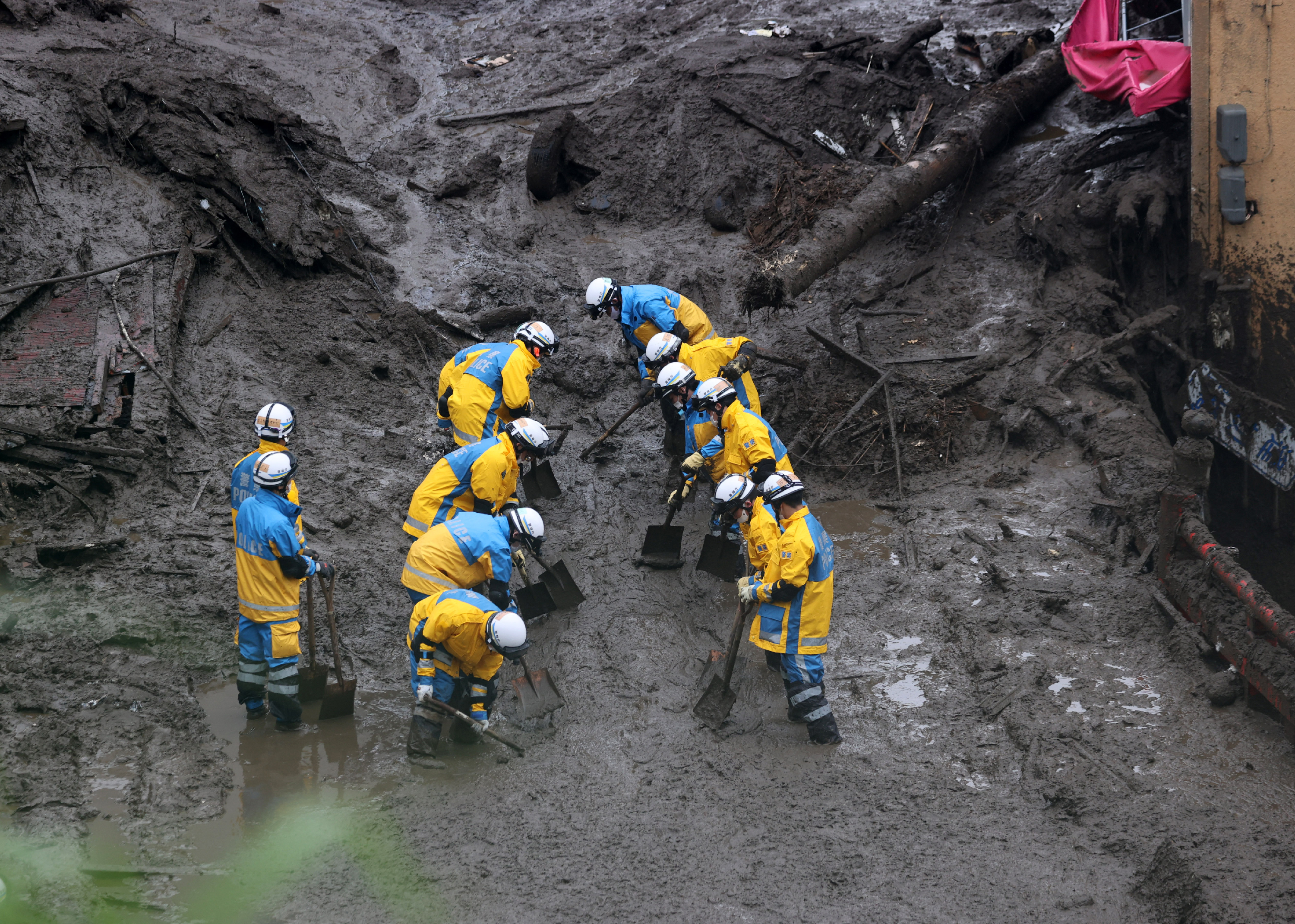 Újabb földcsuszamlásokra lehet számítani a japán katasztrófa helyszínén