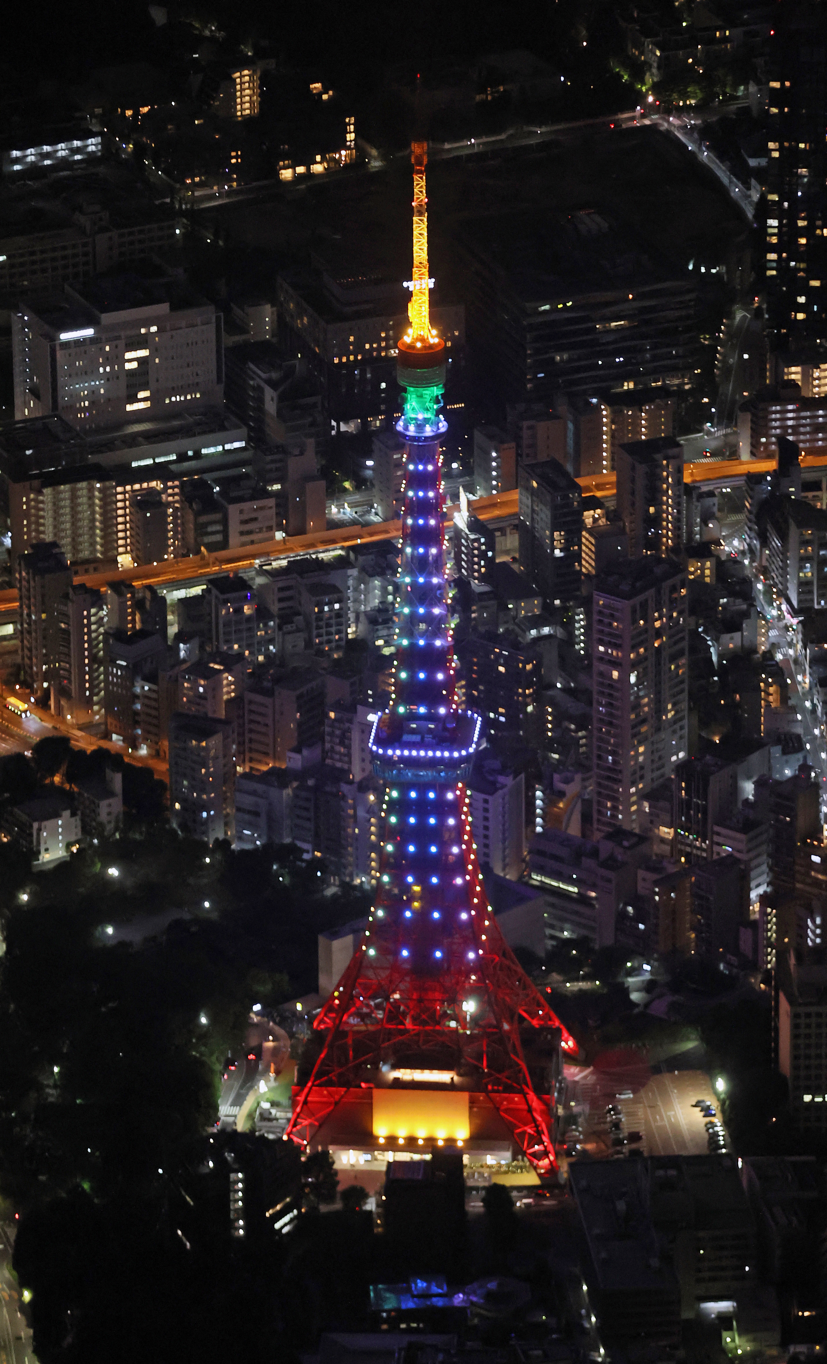 A szivárvány színeiben pompázik a Tokió-torony