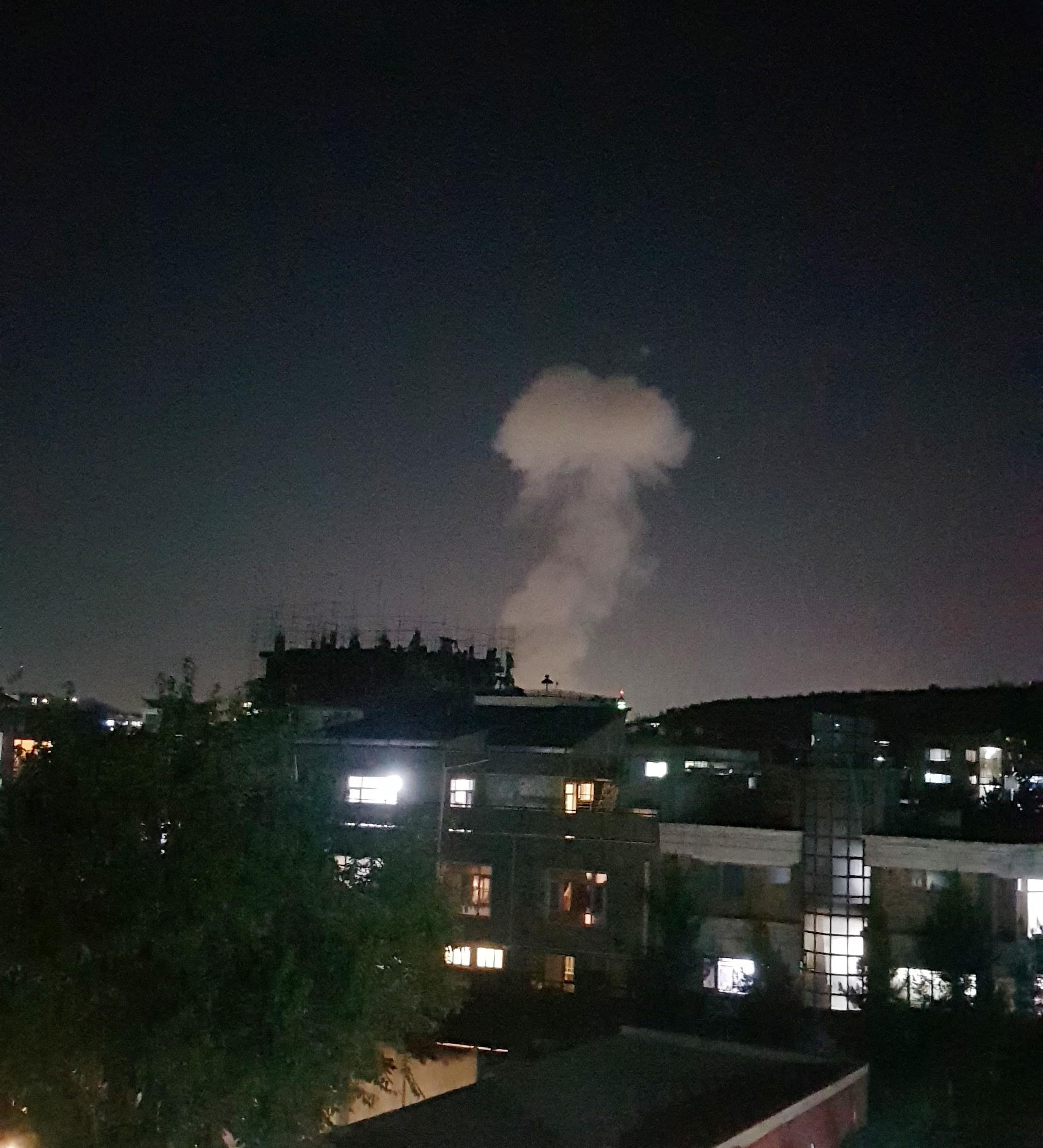 Nagy erejű robbanás és lövöldözés volt Kabulban a kormányzati negyed közelében