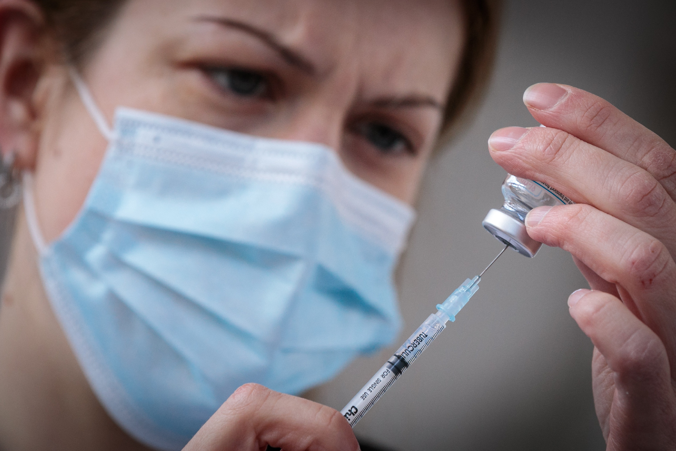 A szlovén szakemberek csak mRNS-bázisú vakcinával oltanának
