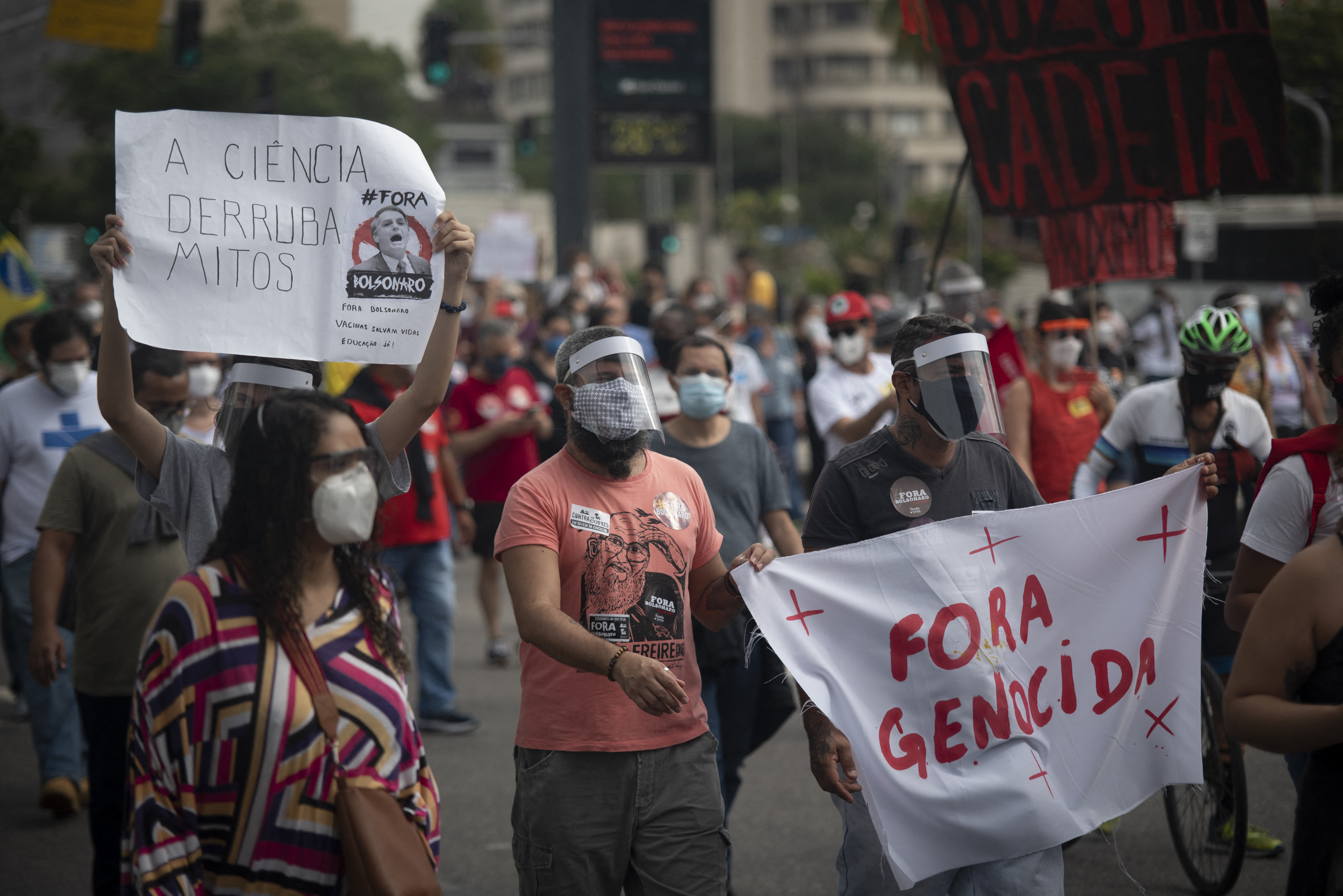 Több mint 500 ezren haltak meg a koronavírus miatt Brazíliában