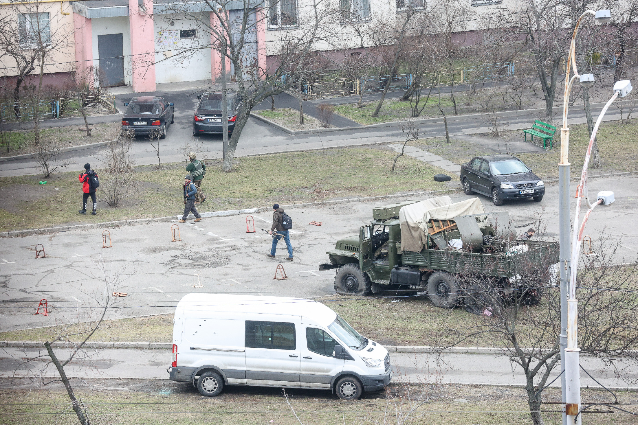 Videó: elképesztő mennyiségű Molotov-koktélt gyártottak az ukránok