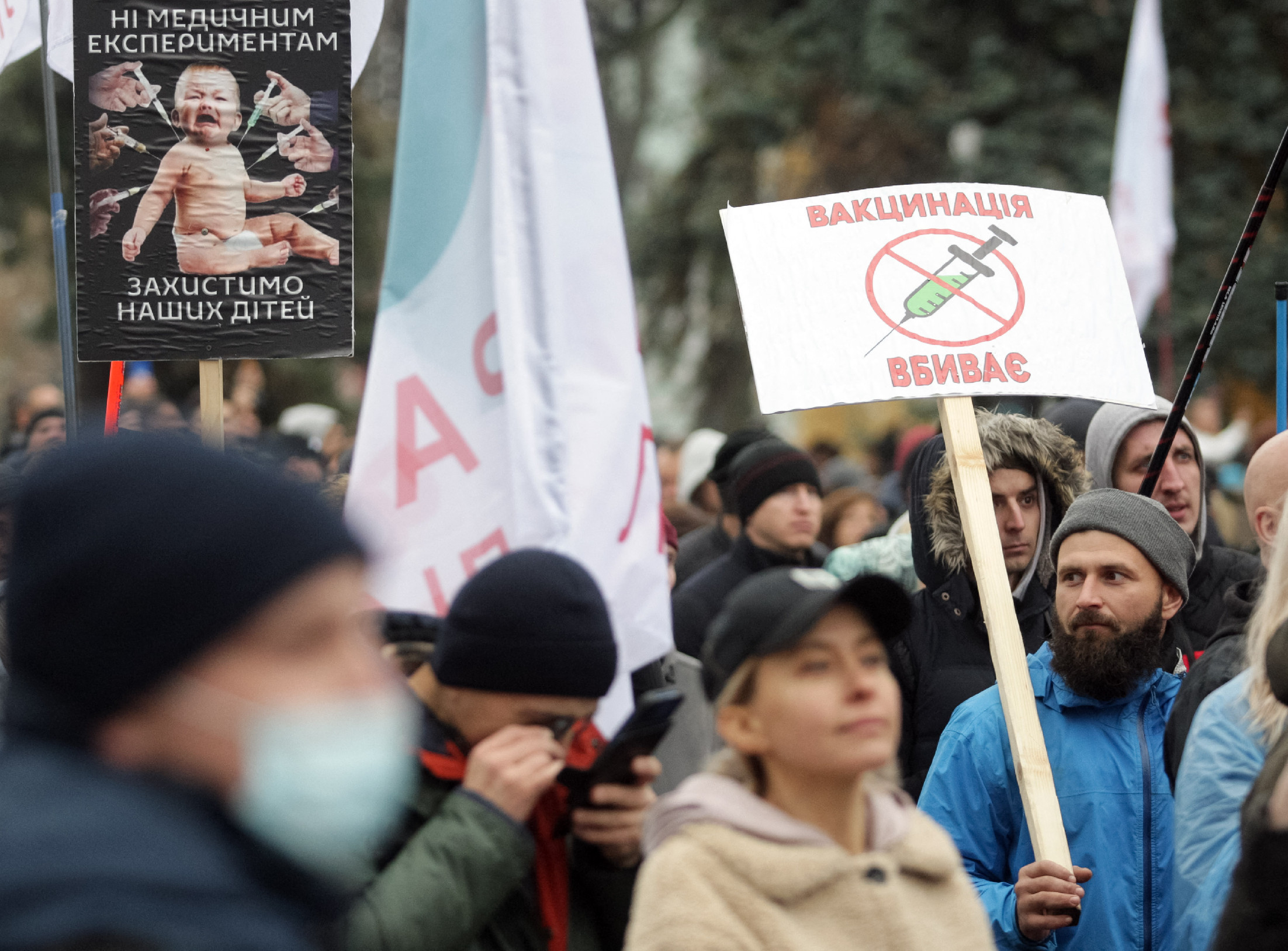 Ukrajnában elkezdték felfüggeszteni a beoltatlan alkalmazottakat