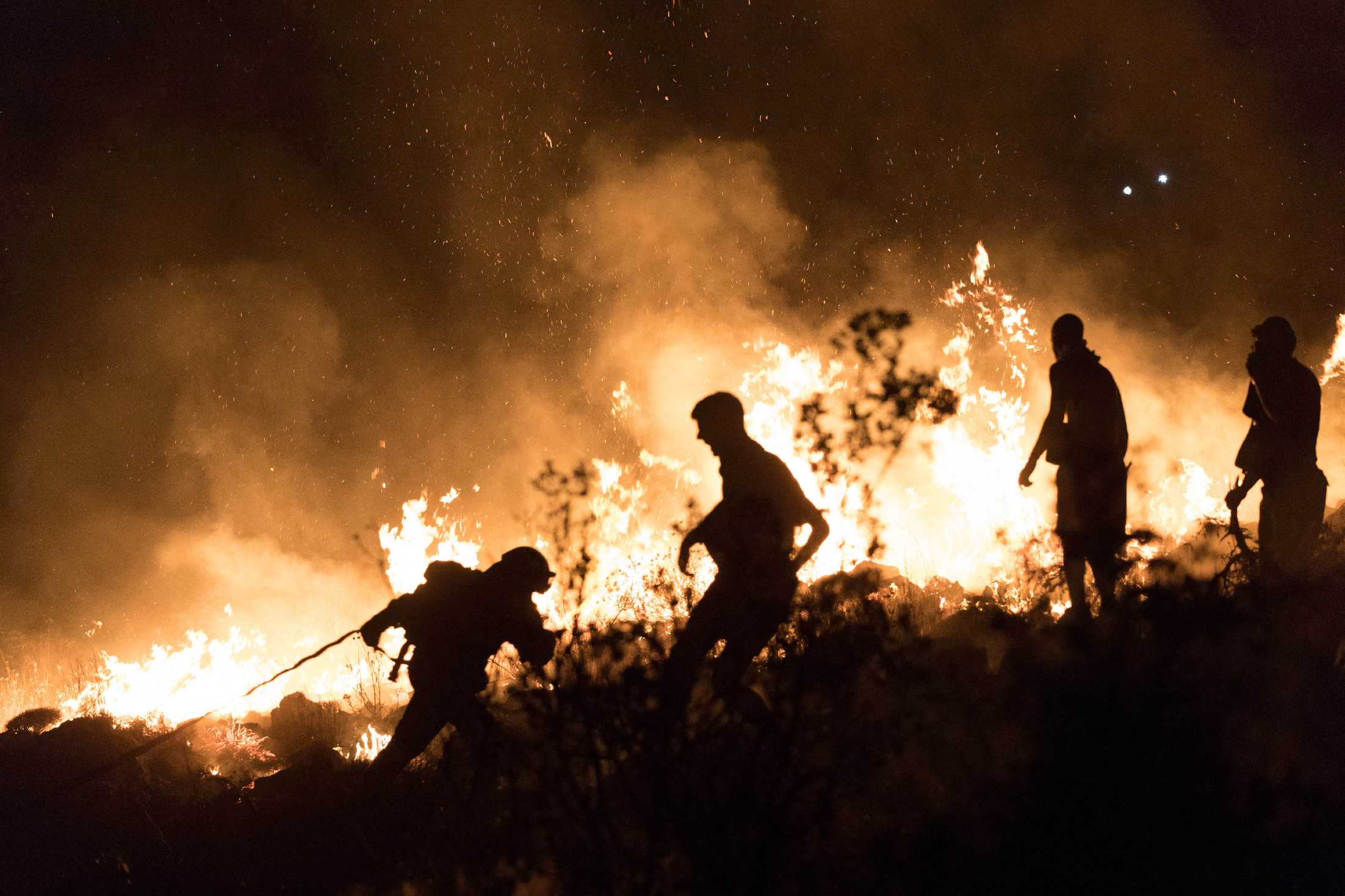 Görögországba hat országból érkeznek tűzoltók erdőtüzet oltani