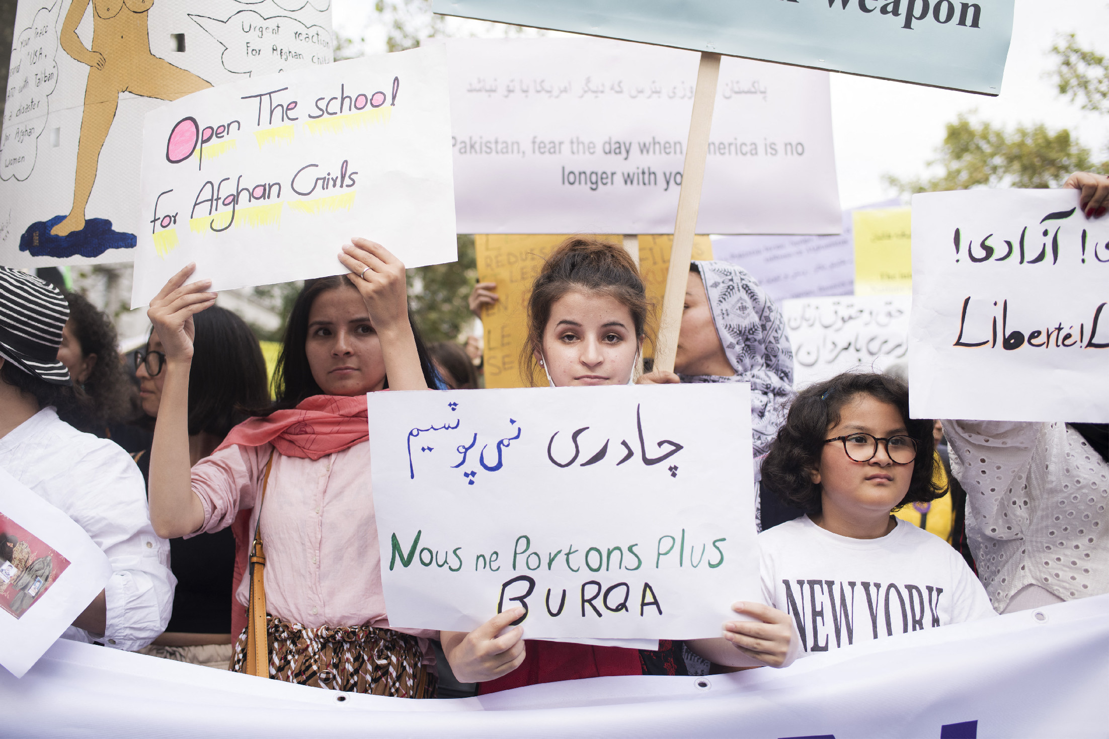 Kabulban életveszélyben tüntettek a nők a jogaikért
