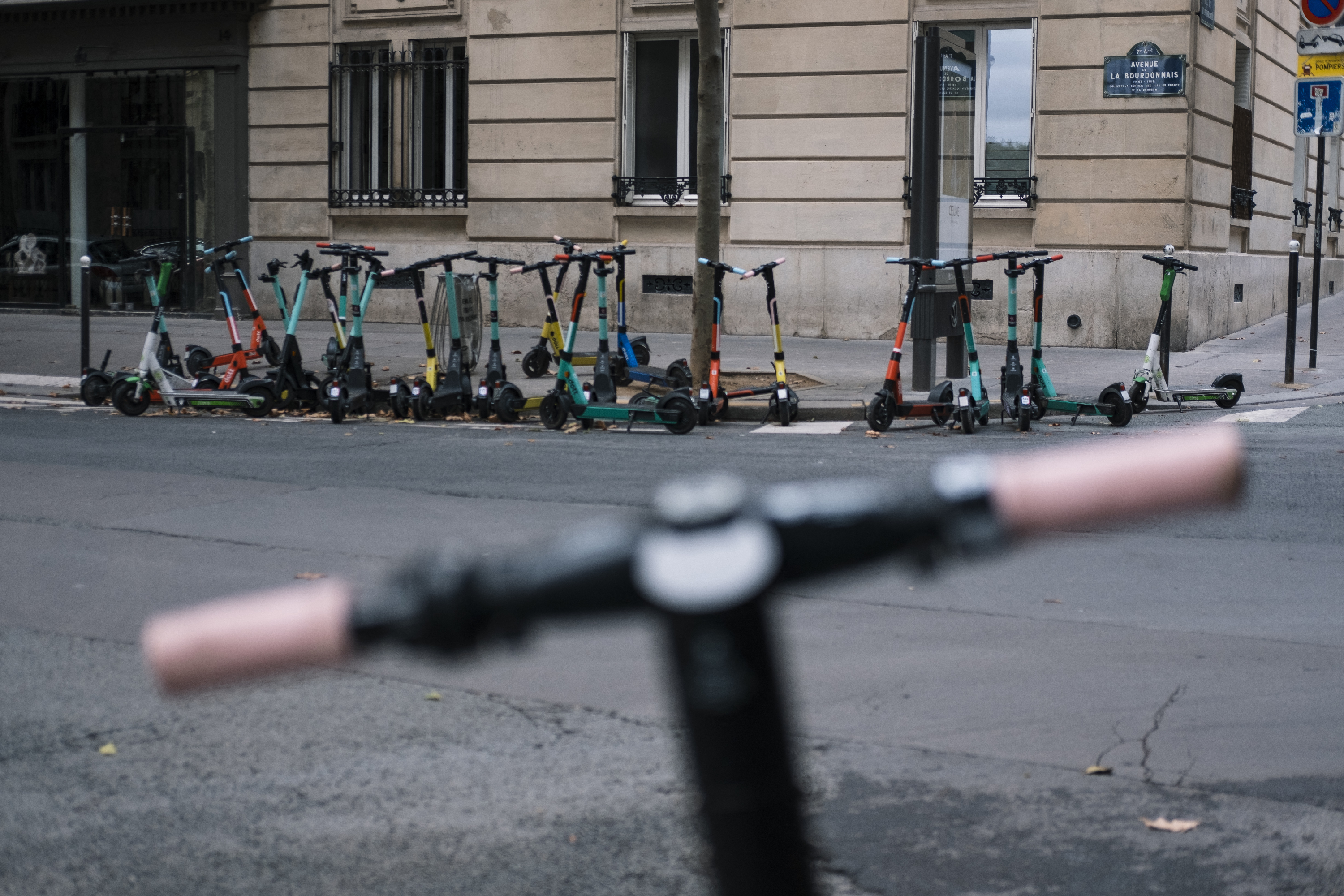 Őrizetbe vettek Párizsban két nőt, akik feltehetően elektromos rollerrel halálra gázoltak egy gyalogost