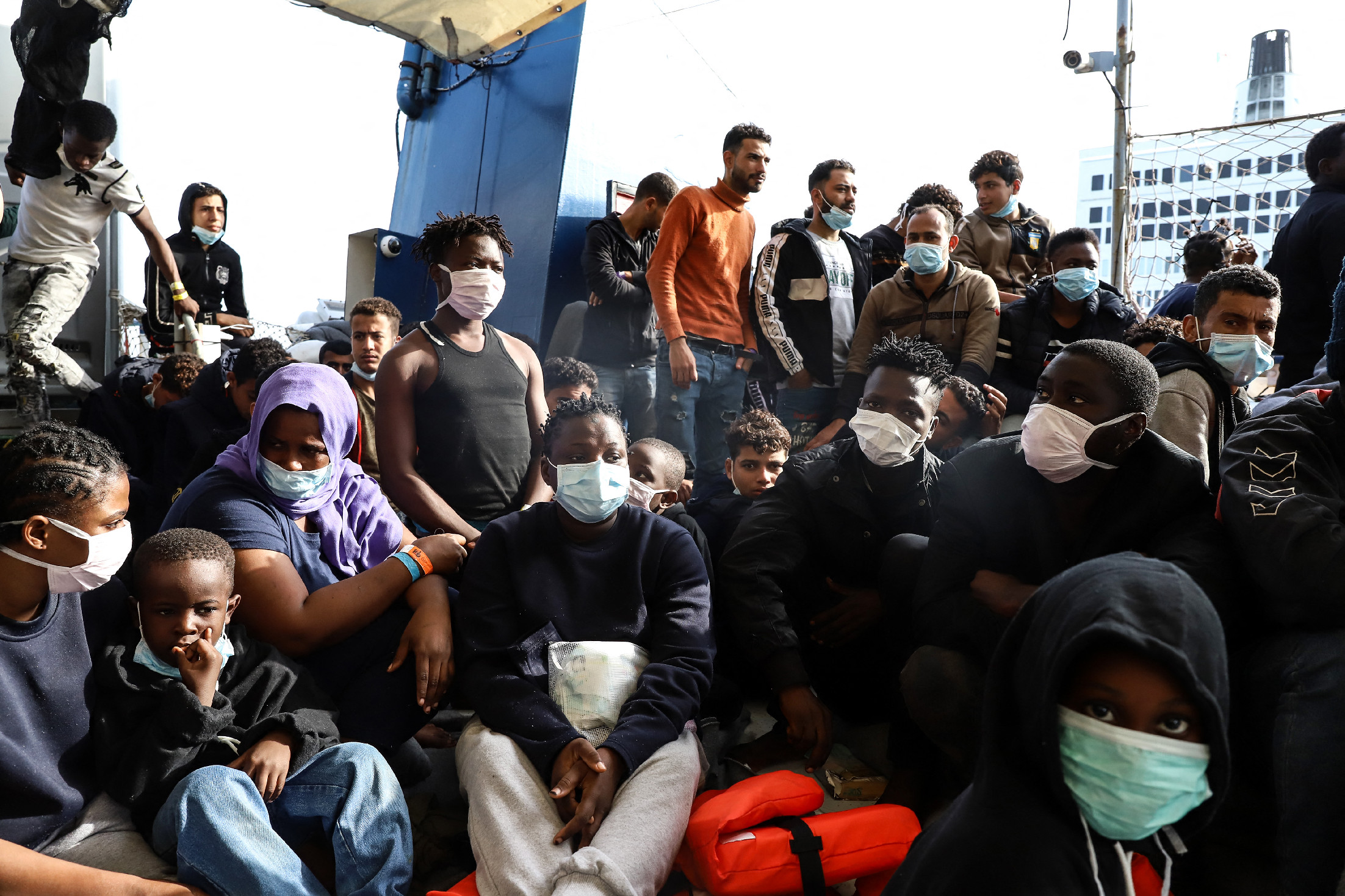 Élő lánccal mentették a tengerből a migránsokat Dél-Olaszországban