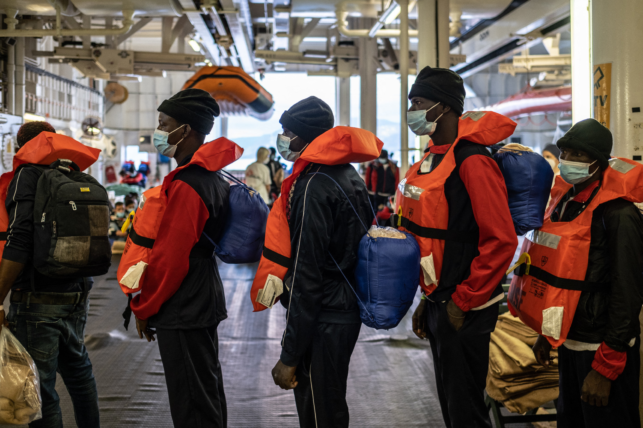 Két országtól kért kikötési engedélyt a több száz migránst szállító hajó