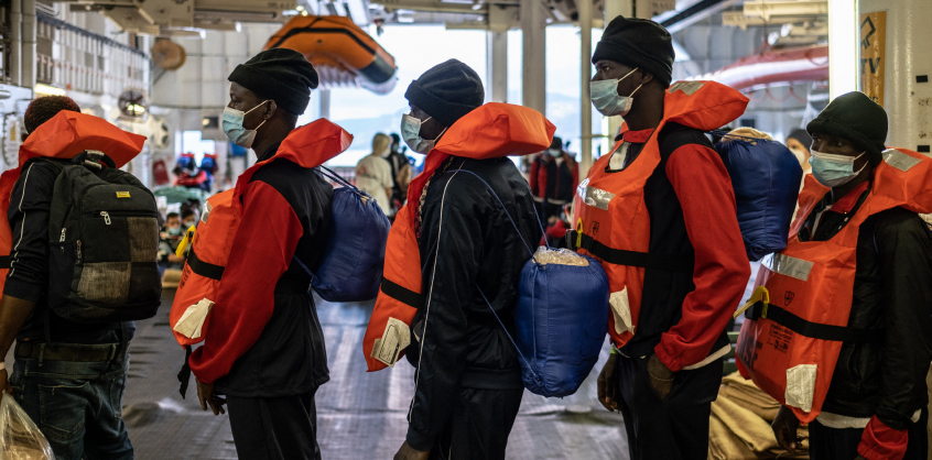 Két országtól kért kikötési engedélyt a több száz migránst szállító hajó