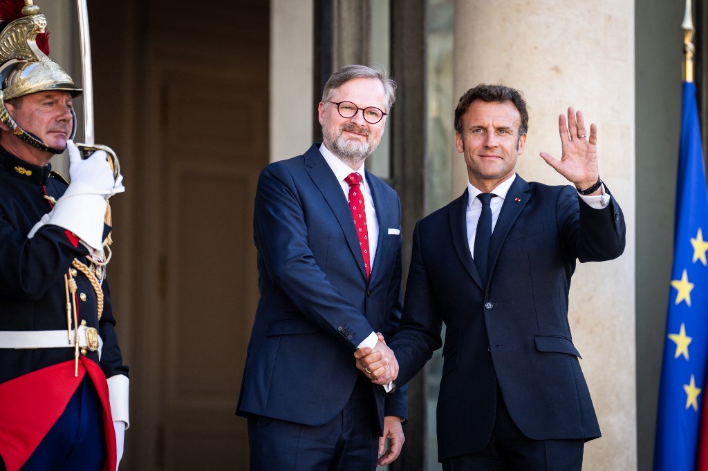 Macron átadta utódjának az elnöki tisztséget