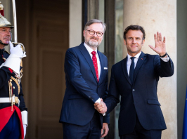 Macron átadta utódjának az elnöki tisztséget