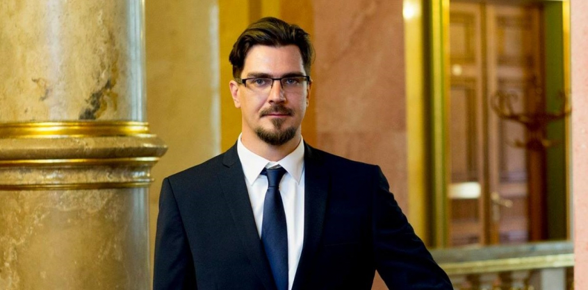 Náci karlendítés gyanújába keveredett a Jobbikos jelölt, akit a DK is támogat