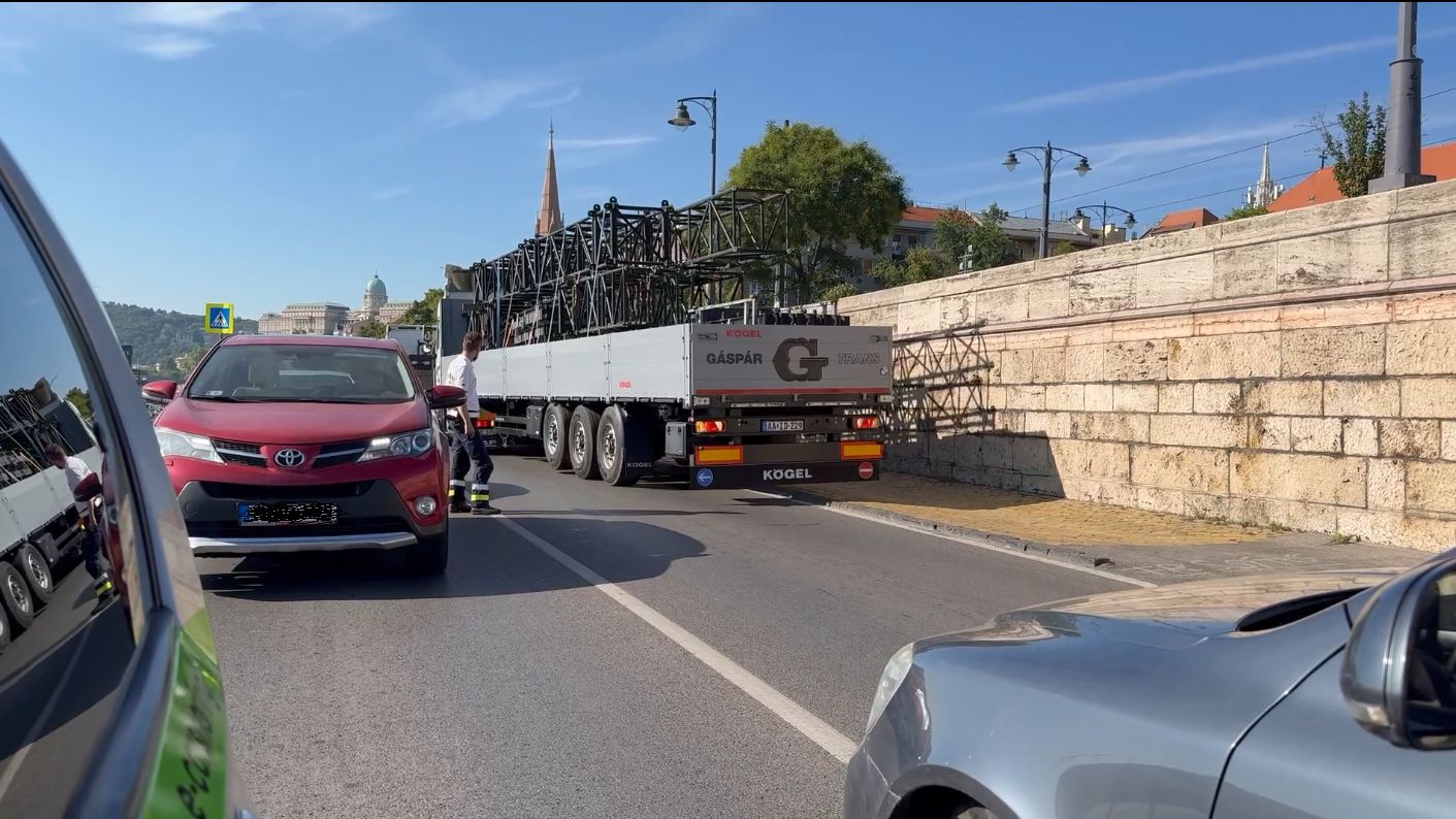 Egy centit nem lehet haladni, óriási dugó van Budapesten