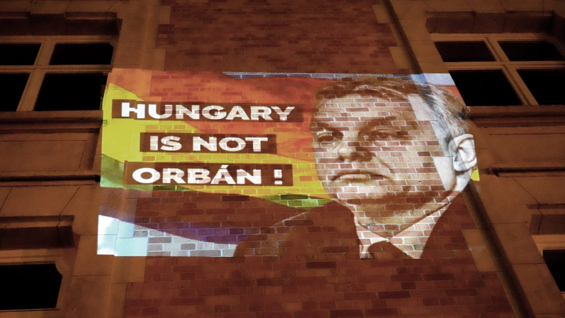 A DK kivetítette a Fidesz brüsszeli irodájára, hogy Magyarország nem Orbán