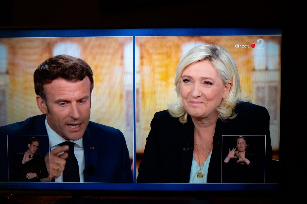 Putyin kitartottjának nevezte Le Pent Macron