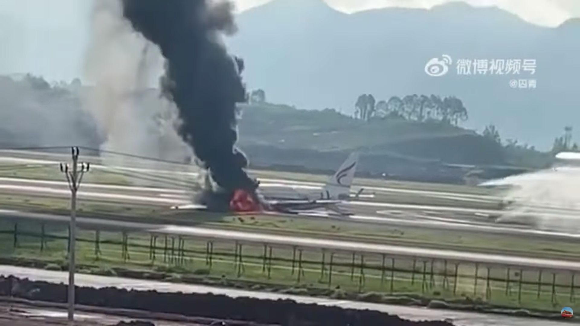 Videón a kigyulladt kínai utasszállító repülőgép