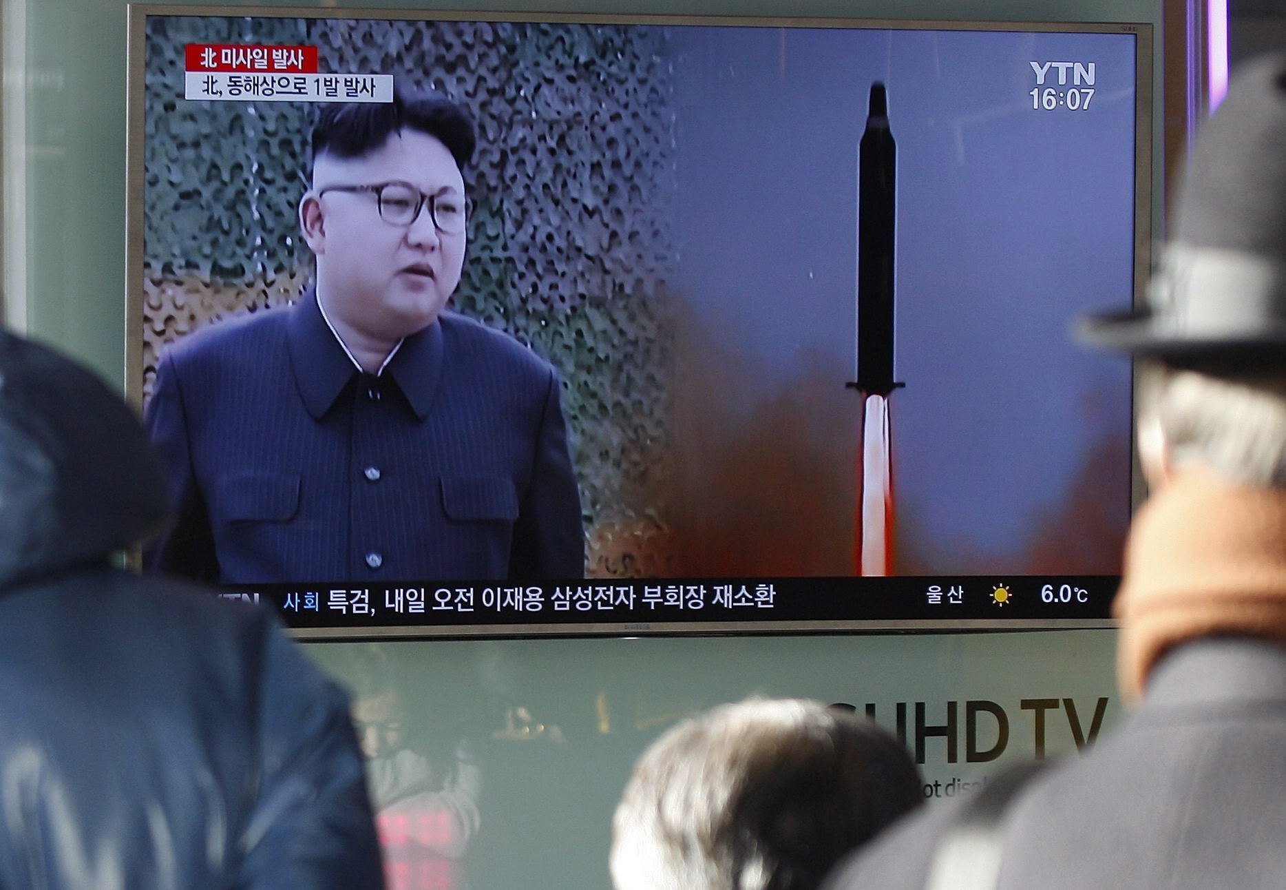 Észak-Korea ballisztikus rakétákkal búcsúztatta Biden elnököt