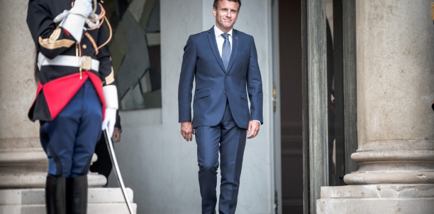 Új kormányt alakított Macron a régi pártokkal