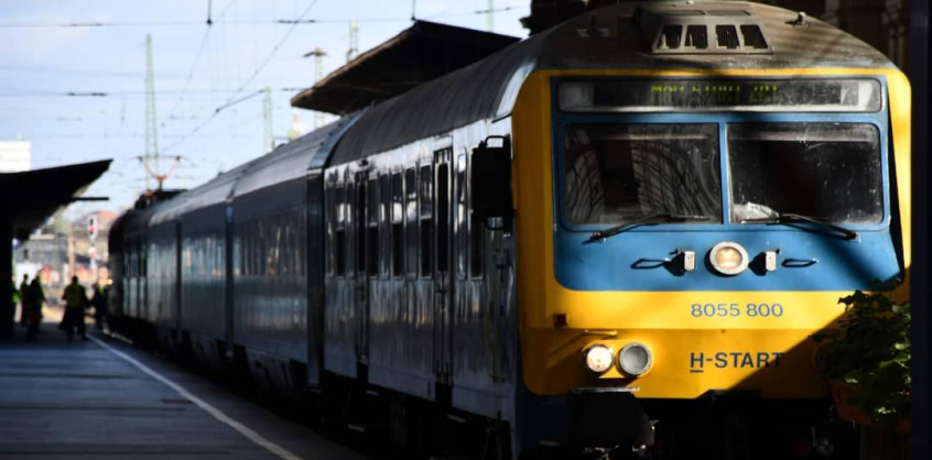Klíma nélküli vonaton rekedtek az utasok, ki kellett törni az ablakokat, hogy ne történjen tragédia