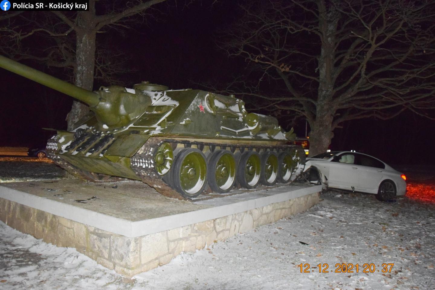 Ez történik, ha szovjet tankkal karambolozik egy BMW