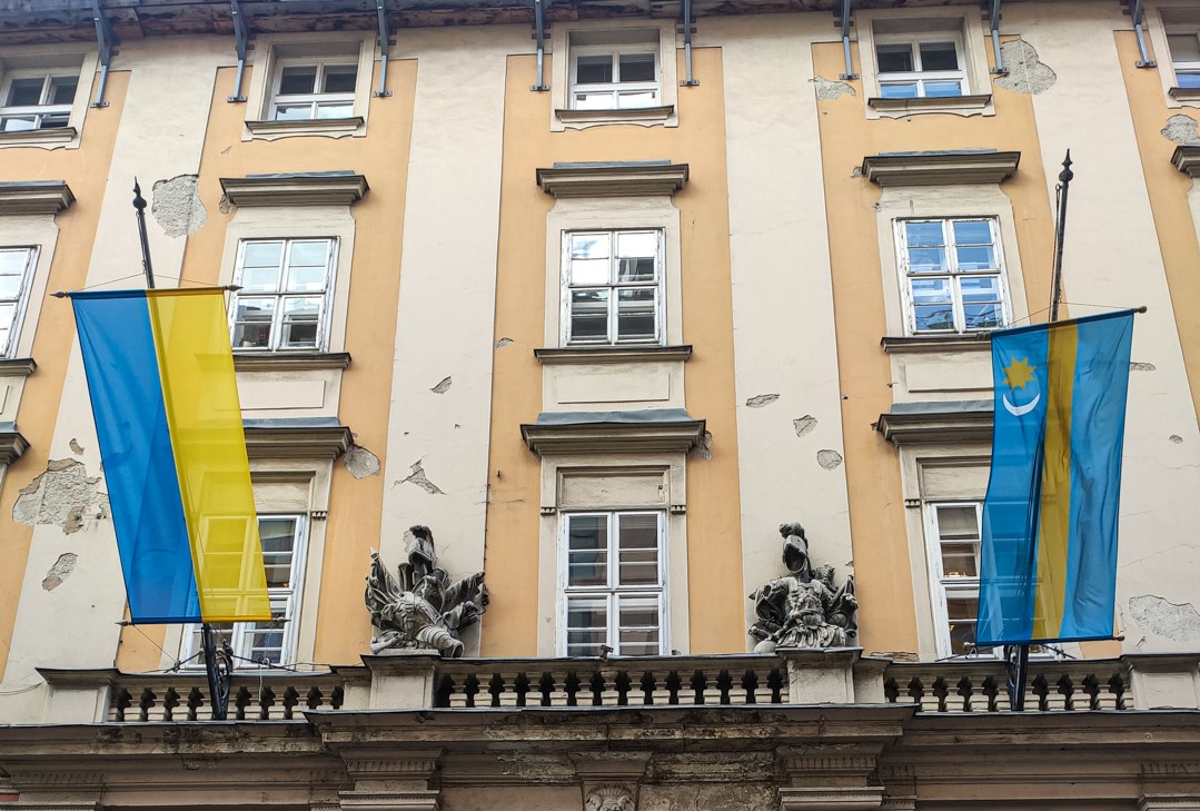Karácsonyék kirakták az ukrán zászlót a Városházára
