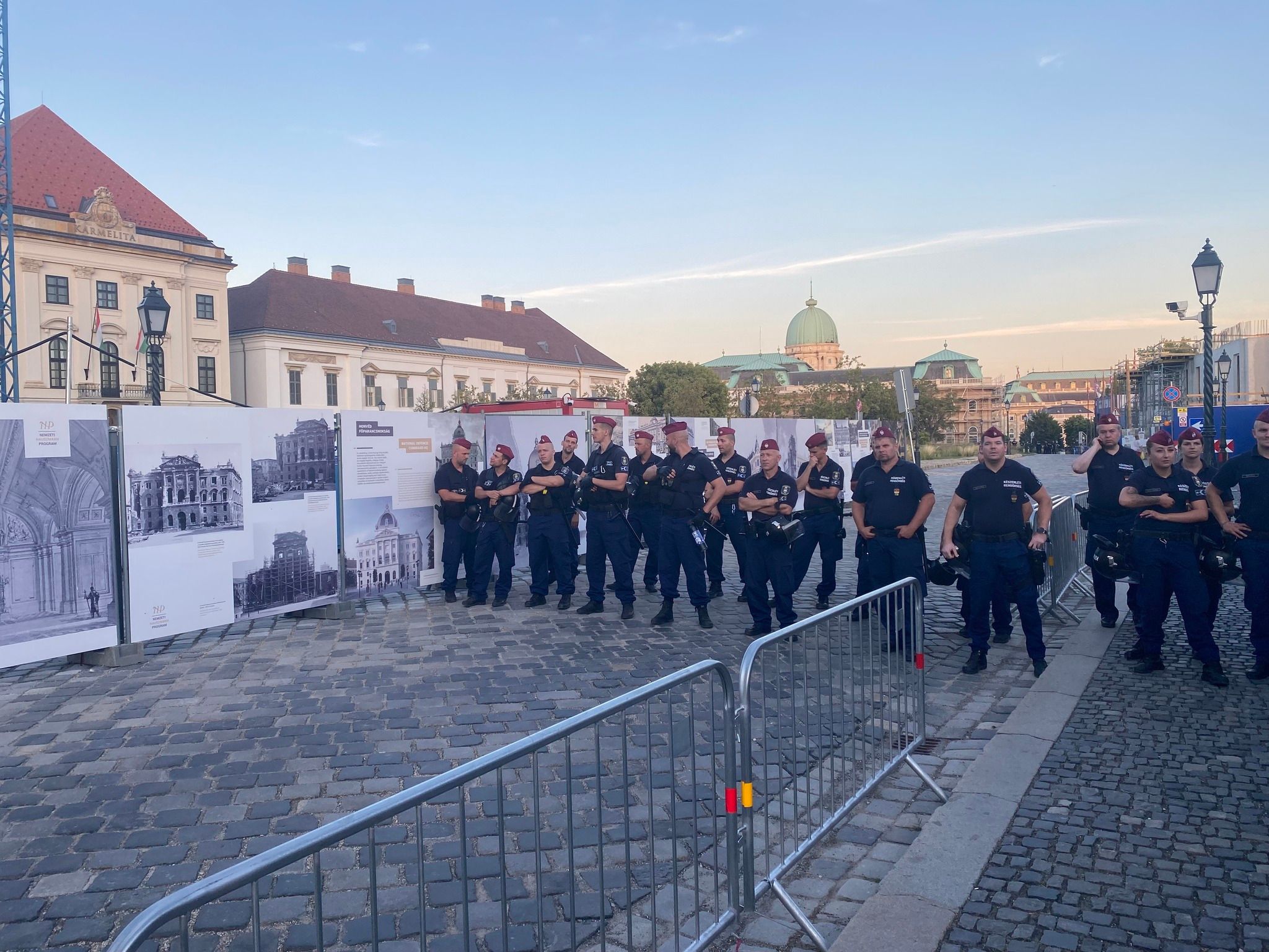 Rendőrsorfal a várban, elkordonozták a Sándor-palotát