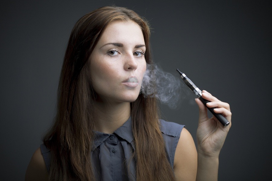 Betiltották az elektronikus cigarettát, köztereken sem lehet majd cigizni