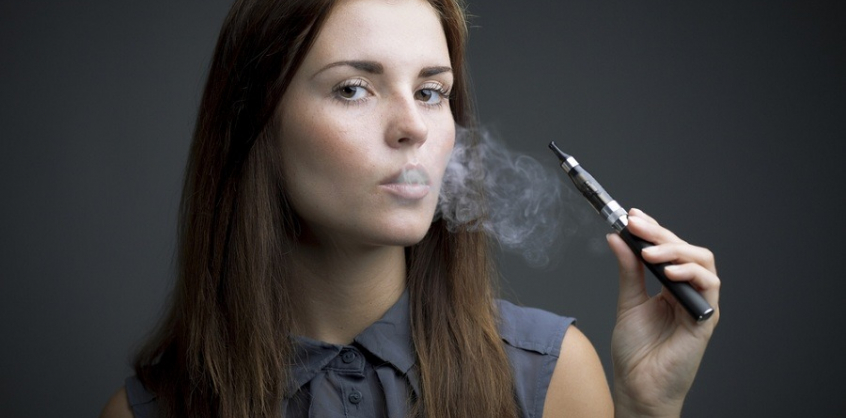Betiltották az elektronikus cigarettát, köztereken sem lehet majd cigizni