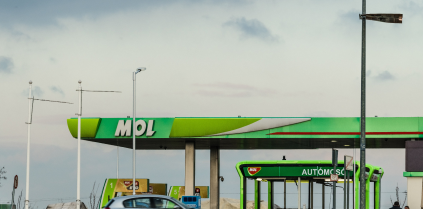 Hiába a háború, hiába a hatósági benzinár – egészen döbbenetes számokat produkál a Mol 