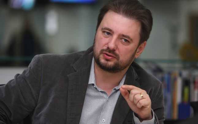 Román elemző: az erdélyi fiatalok nem hívei a budapesti illiberális vonalnak, az RMDSZ vezetősége viszont az