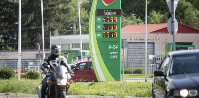 Bezárnak a benzinkutak – Pánikvásárlásról beszél a szakértő