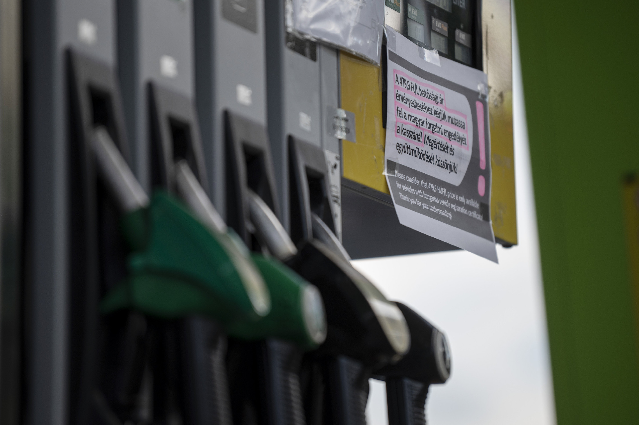 Egyre több benzinkút kényszerül bezárni, csak egy finomító állít elő hatósági áras üzemanyagot