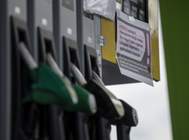 Egyre több benzinkút kényszerül bezárni, csak egy finomító állít elő hatósági áras üzemanyagot