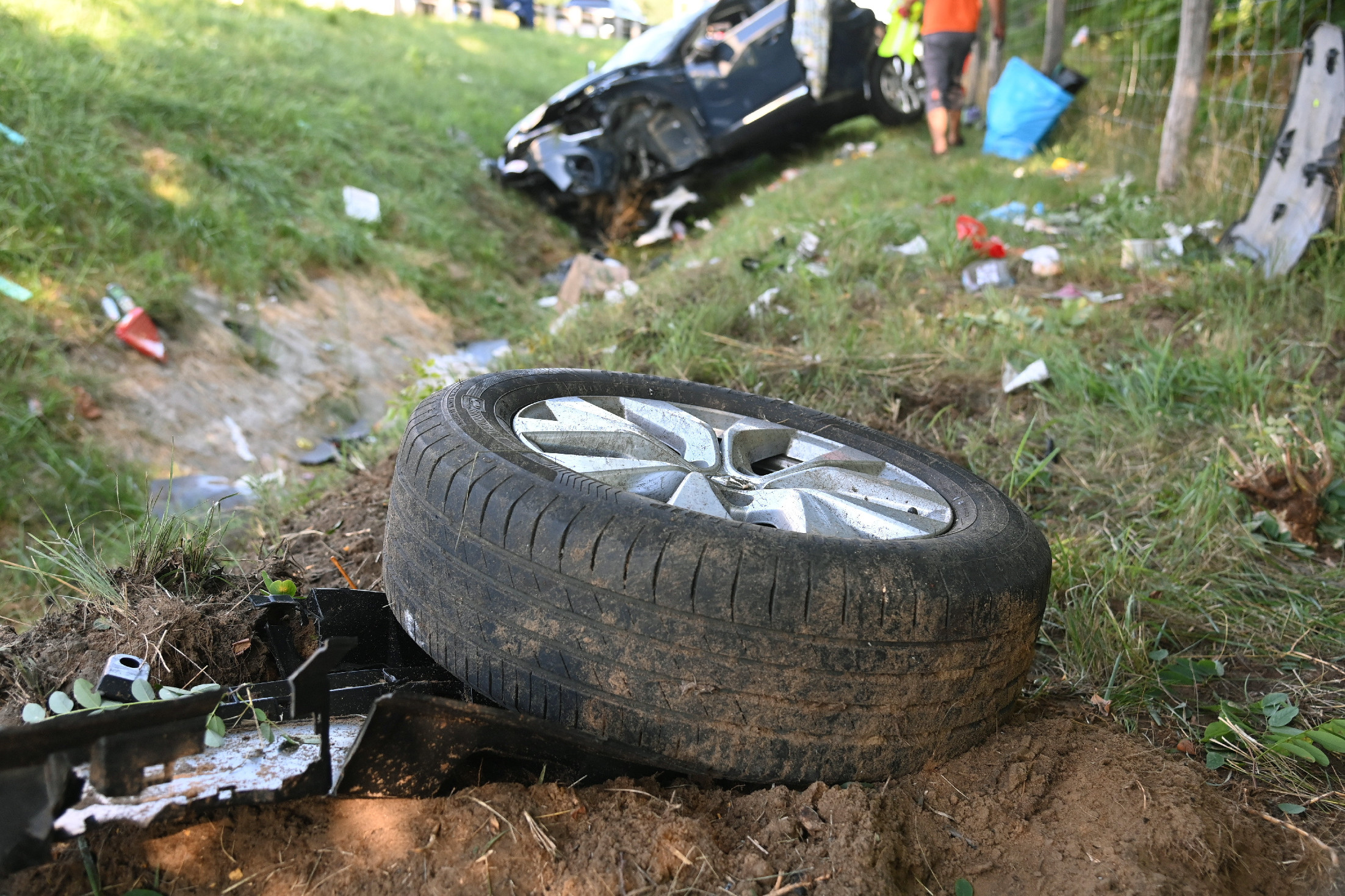 Illegális bevándorlókat szállító személyautó borult az árokba az M5-ösön, egy gyermek meghalt