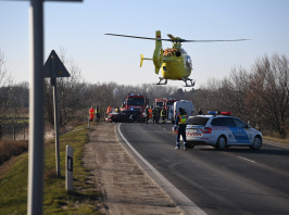 Brutális baleset Ercsiben, mentőhelikopter a helyszínen