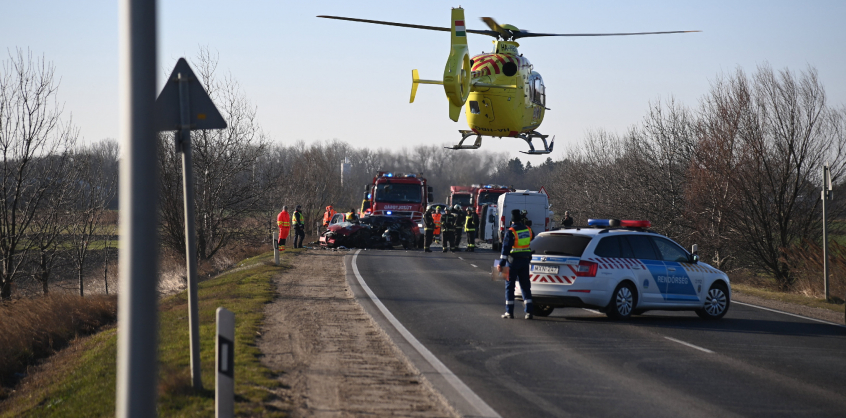 Brutális baleset Ercsiben, mentőhelikopter a helyszínen