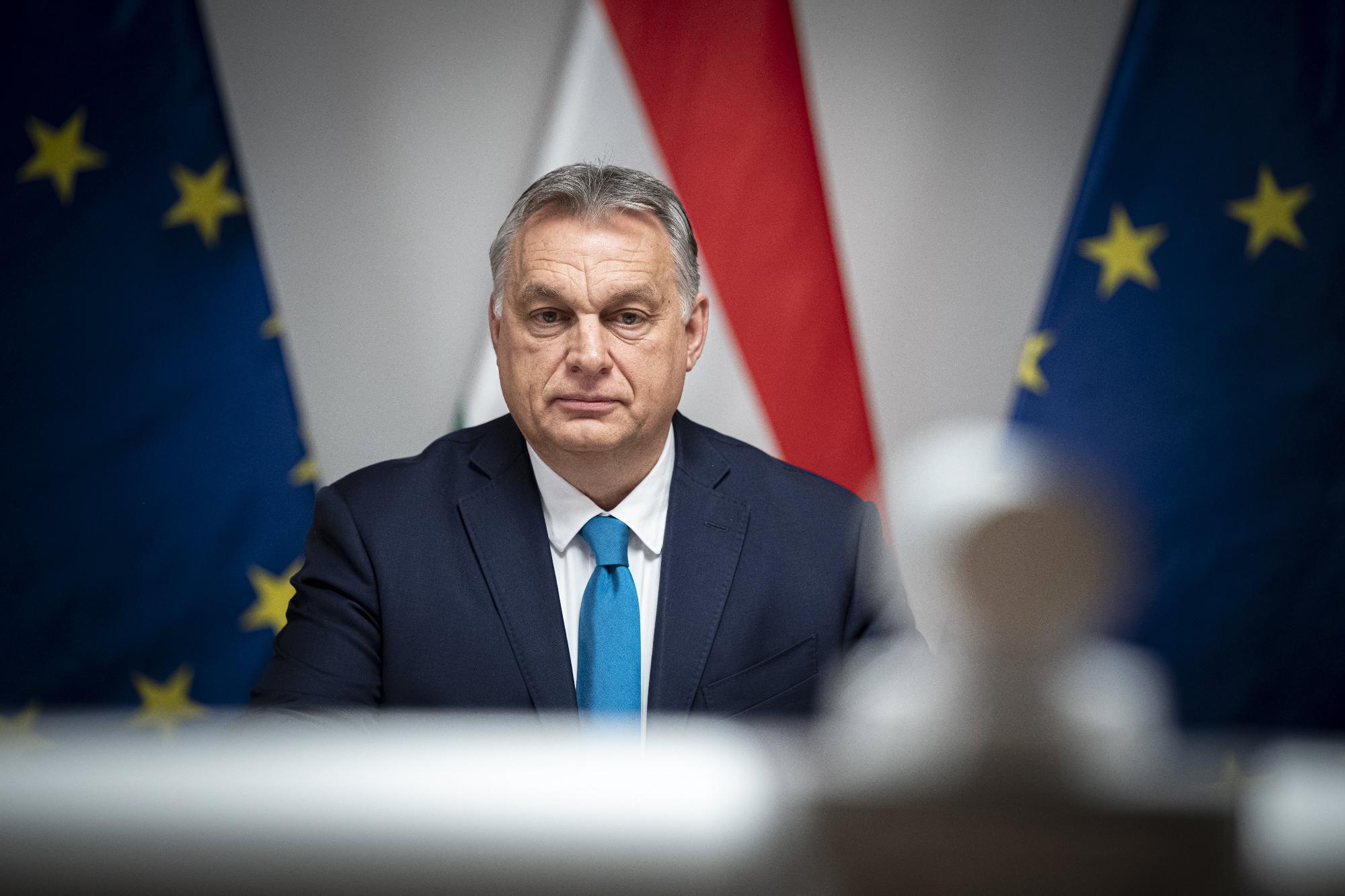 Orbán sunyi rókának nevezte Hadházyt a parlament folyosóján