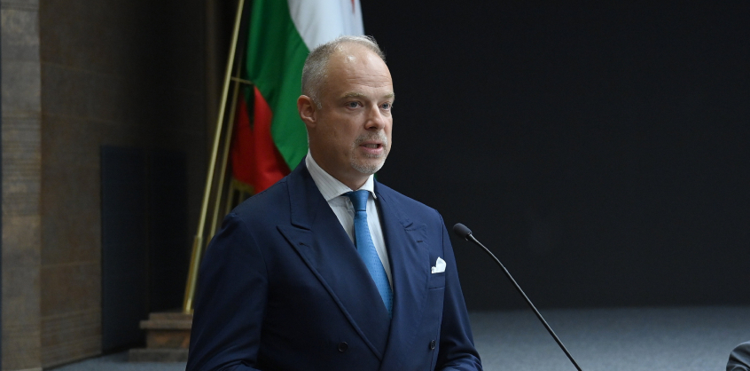 Honvédelmi miniszter: a teljes magyar nemzet a NATO mellett áll