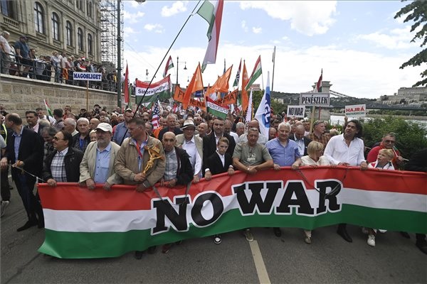 Békemenet: Orbán Viktor Deutsch Tamással űzne ördögöt Brüsszelben