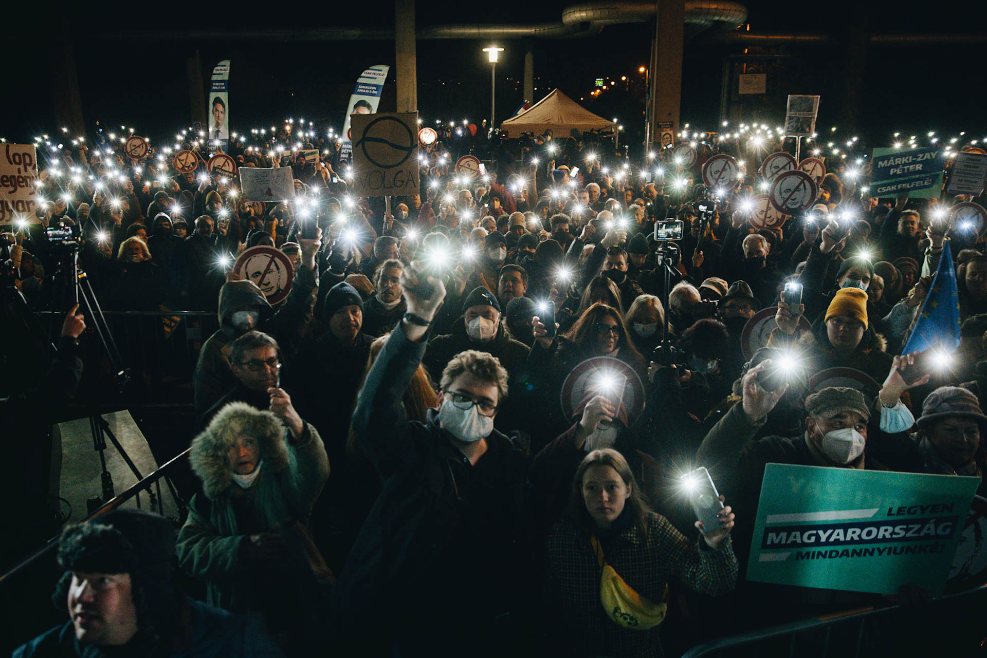 „Elvtársak, vége. Tovarisi Konyec!” – tüntetést tartott az ellenzék az MTVA székháza előtt